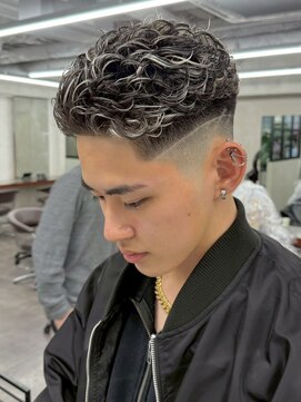 ニコ トウキョウ ロジック(nico TOKYO Logic) 極道パーマホワイトメッシュフェード短髪メンズ髪型