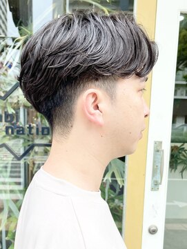 コンビネーション(combination) センター分け毛流れパーマ　毛流れショート　Cカールパーマ