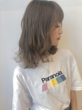 バイオレット 表参道店(Violet) 毛先を外ハネした ノスタルジックなミントアッシュロマレイヤー