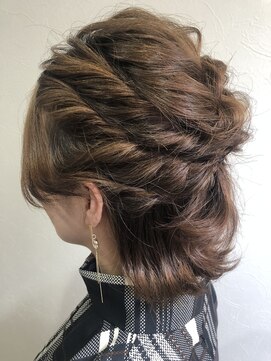 グラット(grAt) 外ハネのショートアレンジヘア