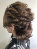 外ハネのショートアレンジヘア