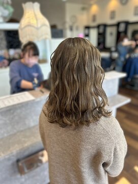 柔らかい質感×ナチュラルウェーブ　ハイトーン/髪質改善Ｔｒ