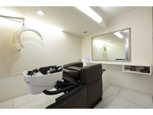 24時間営業 完全個室プライベート美容室 SACHIの雰囲気(移動不要のシャンプー台です)