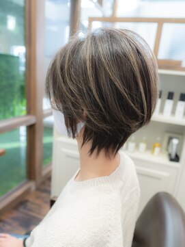 ヘアデザイン ステラ(hair design sTella) ショートスタイルとエアータッチで大胆に入れたハイライトカラー