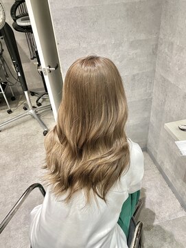 アンダーバーホワイト(_WHITE) ブリーチ無しダブルカラー×ミルクティーベージュ