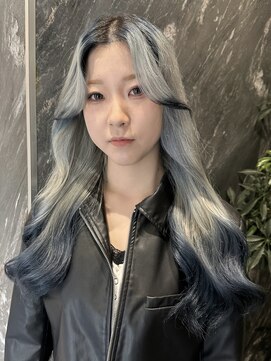 アニュー(A'nyu) ブルーブラックとシルバーカラーのエンドカラーデザイン