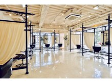 ロアールアオイ(LOAOL AOI)の雰囲気（お席には間仕切りあり。プライバシーを確保して気にゆったりと♪）