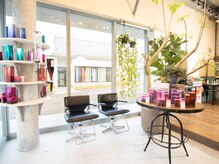 光が差し込む明るい店内！オーナー2名によるマンツーマン対応