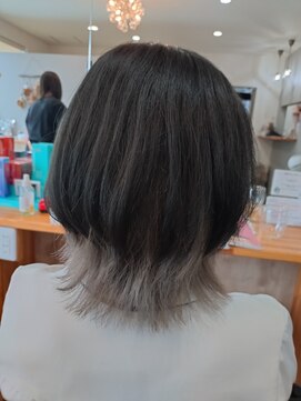 アグー(Aguu) ウルフカットとインナーカラー