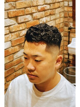 ヒロギンザバーバーショップ 丸の内店(HIRO GINZA BARBER SHOP) フェードカット×サイドパート×パーマ