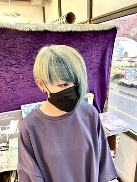 バルテイン(Hair Valtein) ベージュとエメラルドグリーンショート