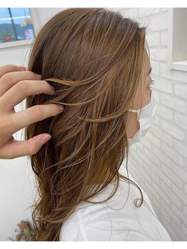 ホワイト(WHITE HAIR@NICOLA) ハイトーンカラー×イエローインナー