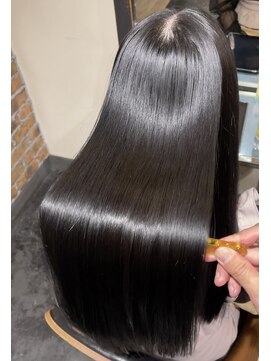 エヴリンアンドペイジ(Evelyn&paige) 美髪矯正×ブルーブラック〈神戸元町〉