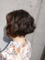 タエビスアリッサム(Taebis Alyssum)&nbsp;襟は刈り上げの前下がりボブ(イルミナカラー、白髪ぼかし)