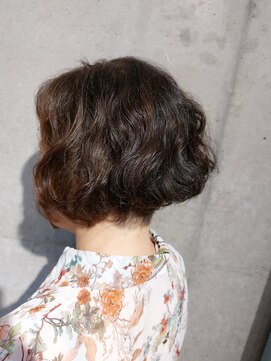 タエビスアリッサム(Taebis Alyssum) 襟は刈り上げの前下がりボブ(イルミナカラー、白髪ぼかし)