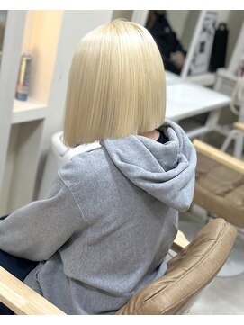 カリーナ(CARINA) ハイトーンカラー／抜きっぱなしブロンド