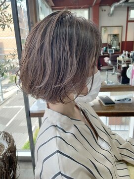 ルーファス メグロ(Ruufus Meguro) 大人女性/40代50代/白髪ぼかし&抜け感ショート