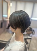 暗色でも透明感◎ショートボブ