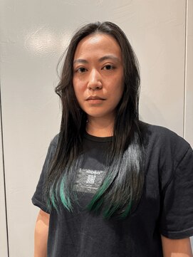 モナン 渋谷(Monan) インナーカラーグリーン 顔まわりレイヤー 裾カラー