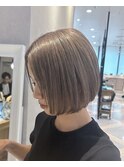 ぱつっとボブ×ホワイトグレージュ