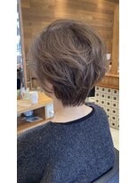 リーク(LEEK) 白髪ぼかしとクセで作るショート