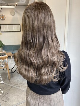 フツーロ 栄(FUTURO) イメチェンできるグレージュハイライト