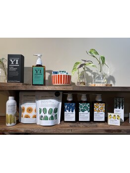 「藻（AFAブルーグリーンアルジー）と「古代ミネラル」の成分のシャンプーとTRがフケ&カユミを抑えます◎