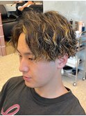 男らしさ溢れるツイストスパイラルパーマのセンターパート