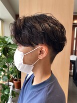 エリマ 調布(elima)&nbsp;センターパートスパイラルパーマソフトツーブロックメンズヘア