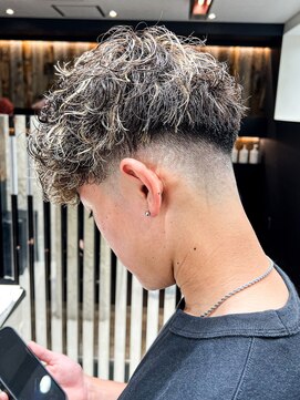 ルースト 京都駅前店(ROOST) スペインカール×金メッシュ×スキンフェード