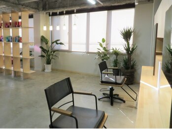 ファボ(favo.)の写真/【実力派オーナー&女性Stylist】1人1人と丁寧に向き合う広々とした温かい空間◎優雅なサロンタイムを♪