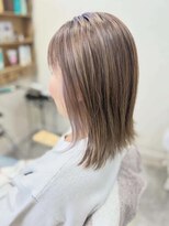 ヘアーアンドメイク ドレス(DRESS)&nbsp;白髪ぼかしハイライト＆イヤリングカラー