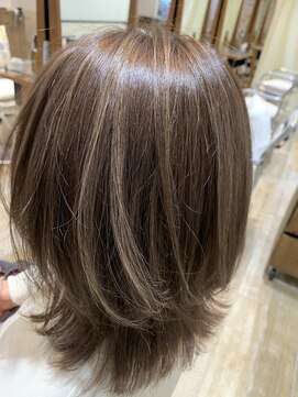 ネオリーブエム(Neolive em;) 白髪ぼかしハイライトカラー☆大人ガーリー☆