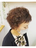クルクルパーマがかわいいショートヘア