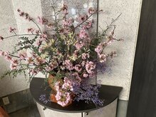 季節を取り入れた花をいけています。