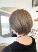白髪ぼかしにも肌馴染みの良いエモージュカラー大人ショートボブ