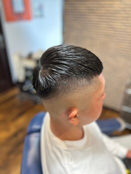 ワングランツ(BARBERSHOP ONEGLANZ)の写真/【駐車場あり】スタイリストが一人で営む完全プライベート空間だから、カウンセリングから仕上げまで担当！