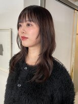タヴィ(Tavi) 顔周りがポイントのミディアムレイヤースタイル/顔周りレイヤー