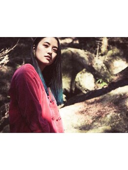 《自然で艶やかなストレートヘア》髪質改善ストレートで、感動の手触りと艶感を手に入れる特別な時間を。