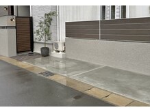 オクタ(Octa)の雰囲気（駐車場完備/サロン横縦列駐車かカーポート下どちらかに駐車可能）