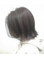 リリス(l'iris)&nbsp;レイヤーボブ×モノトーングレージュ×透け感バングルーツカラー