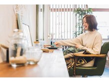 デュエ(due)の雰囲気（スローな音楽が流れる明るい店内でリラックしてください♪）