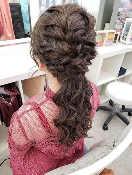 ヘアーメイク ティアラ(Hair make Tiara) ローポニー風ヘア☆+゜