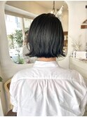 えりあし短い黒髪外ハネボブウェットでツヤ感のあるモードボブ