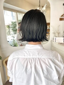アミュレ(Amule) えりあし短い黒髪外ハネボブウェットでツヤ感のあるモードボブ