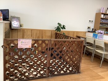 ヘアアンドビューティー ジャム(JAM)の写真/キッズスペース内におもちゃや絵本が充実しており、施術中も目を離さないでいられるので落ち着いて過ごせる