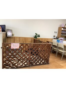 キッズスペース内におもちゃや絵本が充実しており、施術中も目を離さないでいられるので落ち着いて過ごせる