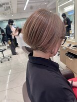 アッシュ 下北沢店(Ash)&nbsp;透明感のある白髪ぼかしカラーのショートボブ