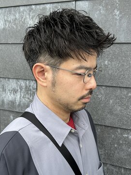 ヒュイル バイ ニアウ(Hwyl by Niau) メンズショートツーブロックニュアンスパーマシャドウパーマ眉毛