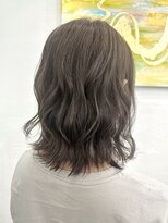 ハーツ(Heart's)&nbsp;白髪ぼかしハイライト/グレイヘア/パツっとミディ/似合わせ